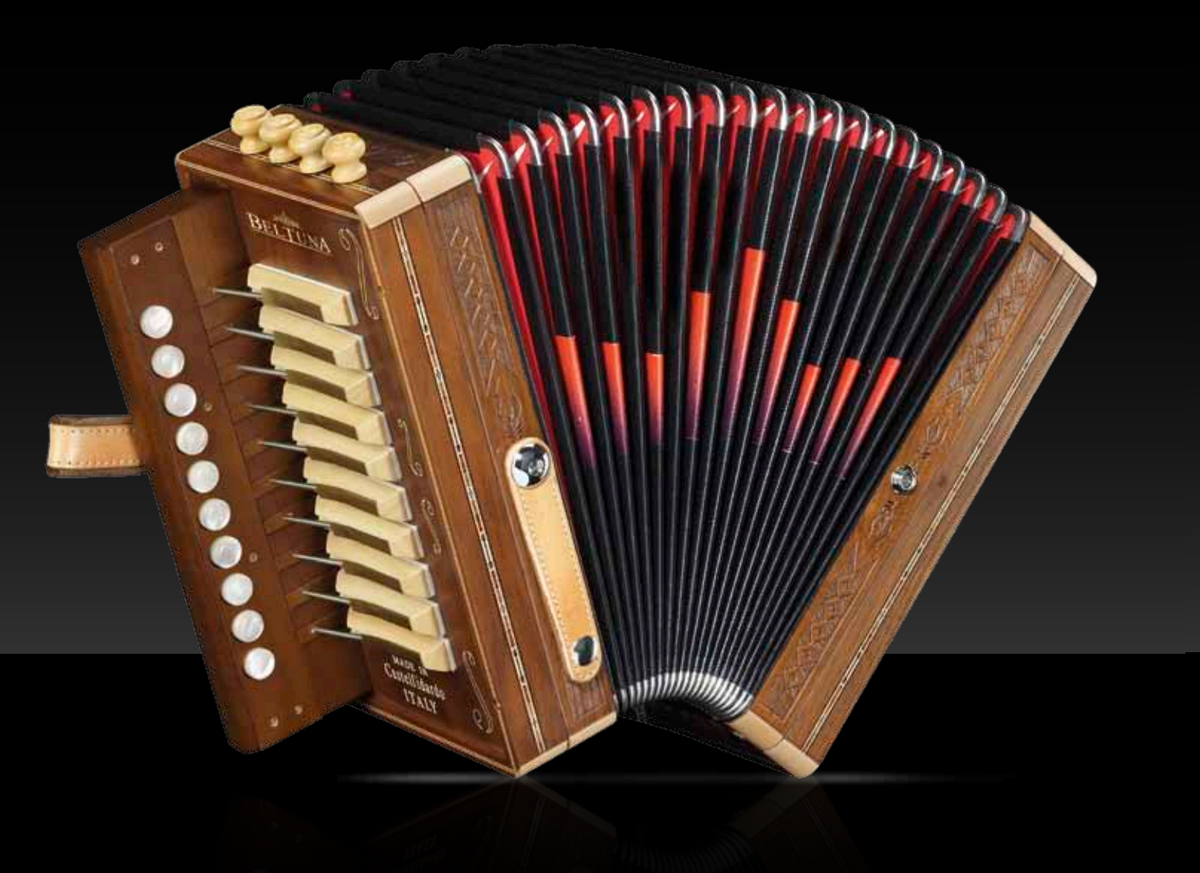 Vue de face, Le Cajun est un modèle en bois massif (Noir) à 4 voix avec 3 flûtes et un basson au chant et 4 tirettes. Musique A Mano sur ce modèle et 2 basses à 3 voix. Mélodéon 4 voix, dans la grande tradition des accordéons Cajun.