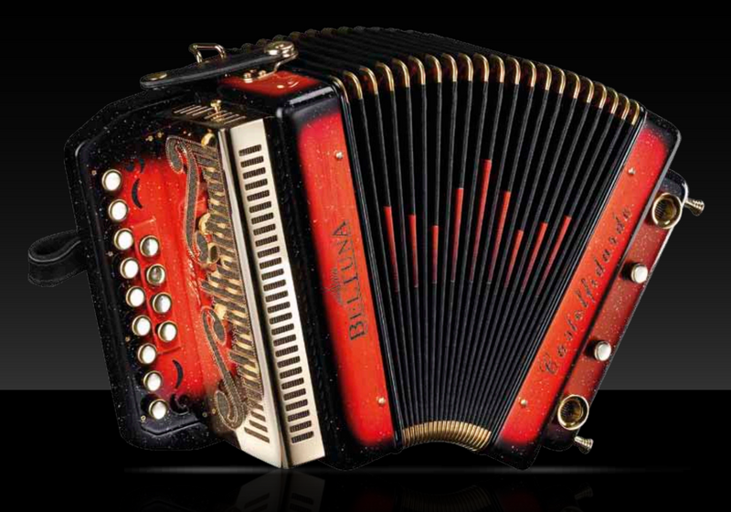 Vue de face, Le Litz 4 est un modèle à 3 voix avec 2 flûtes et un basson au chant. Musique A Mano sur ce modèle et 4 basses à 4 voix (La photo est celle du Litz 2 basses) . Mélodéon 3 voix, dans la grande tradition des accordéons Cajun.