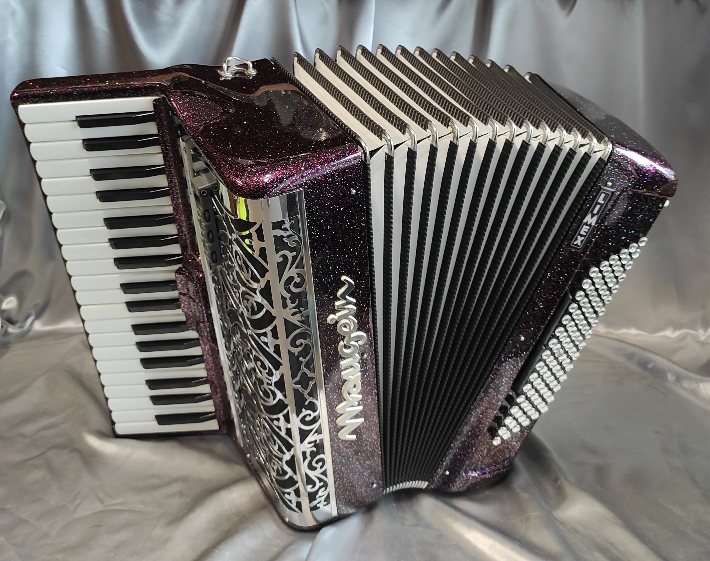 Maugein Pianybal 37 violet pailleté 3 voix musette / 96 basses