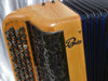 BrioMini en bois massif clair, 4 rangs avec registres aux basses, soufflet personnalisé font bleu, vue coté chant