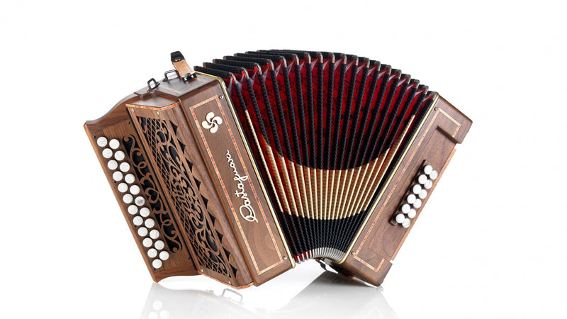 Vue de face, Le Giasco III est un modèle en bois massif (Noyer) à 3 voix avec 2 flûtes et basson au chant. 12 basses a 5 voix pour ce modèle basque avec 23 touches et un clavier plat